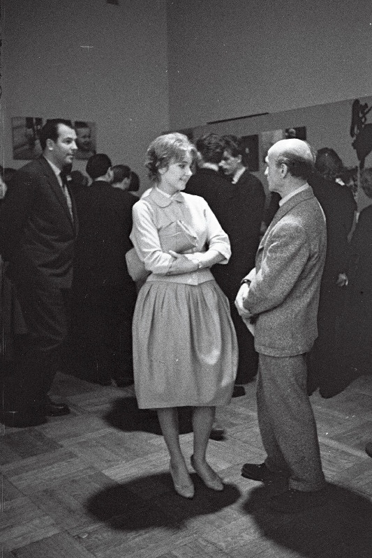 II Vabariikliku Fotonäituse avamine ja näitusel T. Luik ja A. Sterenberg.