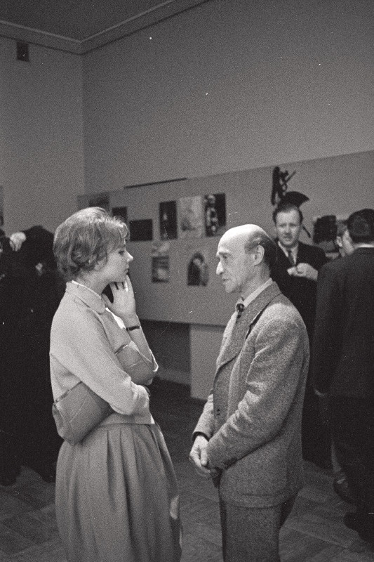 II Vabariikliku Fotonäituse avamine ja näitusel T. Luik ja A. Sterenberg.