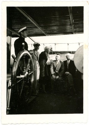 Arnold Mikker kaaslastega laeva kaptenisillal ekskursioonil  duplicate photo
