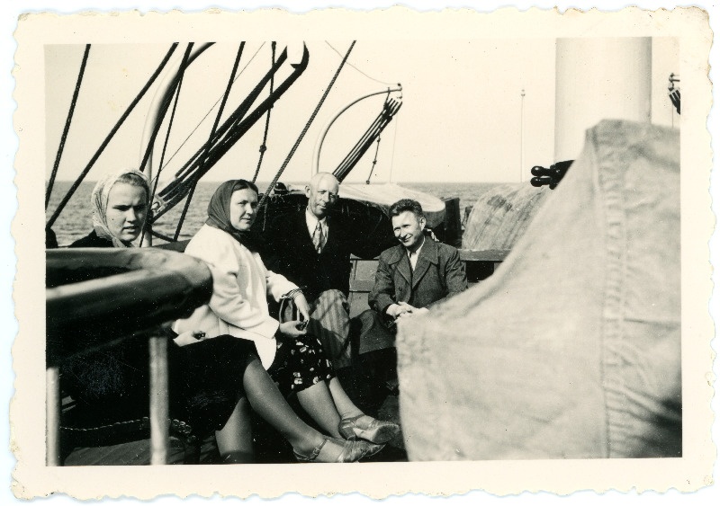 Arnold Mikker kaaslastega laevas