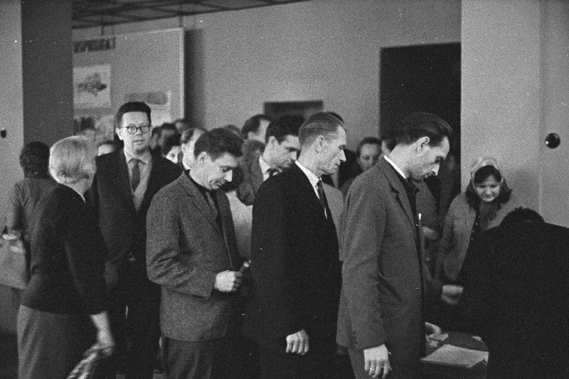 Tallinna Kultuuriülikooli fotokunstifakulteedi pidulik avamine (I loeng) direktor sm Mikk, kateedri juhataja A. Kimber, lektor L. Gens.