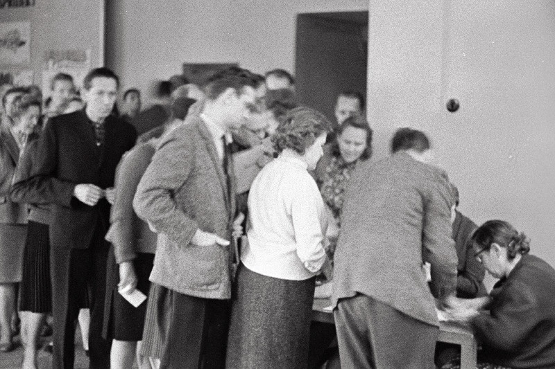 Tallinna Kultuuriülikooli fotokunstifakulteedi pidulik avamine (I loeng) direktor sm Mikk, kateedri juhataja A. Kimber, lektor L. Gens.