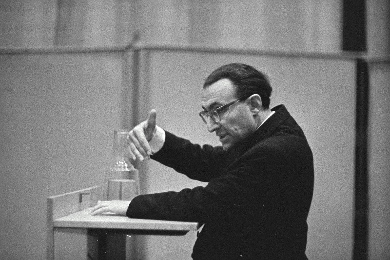 Tallinna Kultuuriülikooli fotokunstifakulteedi pidulik avamine (I loeng) direktor sm Mikk, kateedri juhataja A. Kimber, lektor L. Gens.