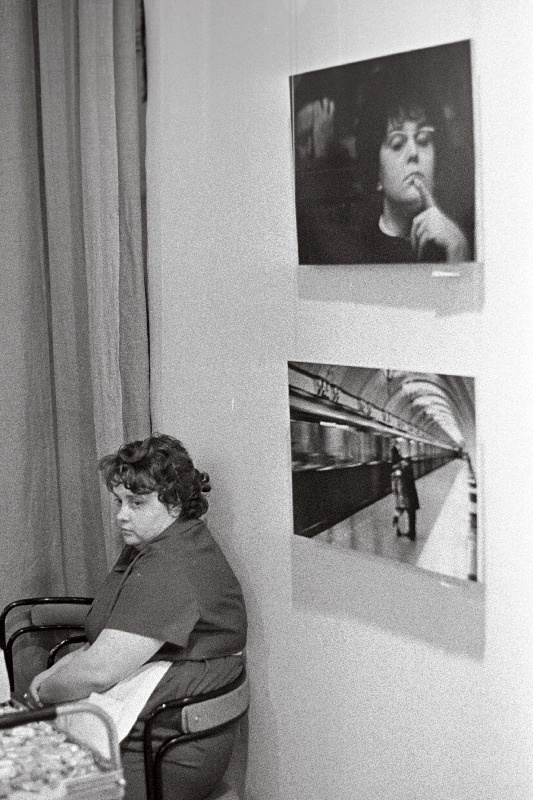 Vs. Tarassevitš, G. Kopossov ja L. Šerstennikov VI üleliidulisel kunstilise foto näitusel Maneežis.