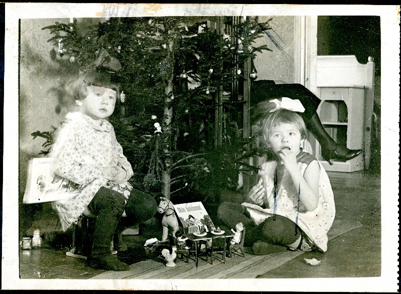 Tüdrukud Asta ja Evi (Arnold Mikkeri sugulased?) jõulukuuse all mänguasjadega mängimas