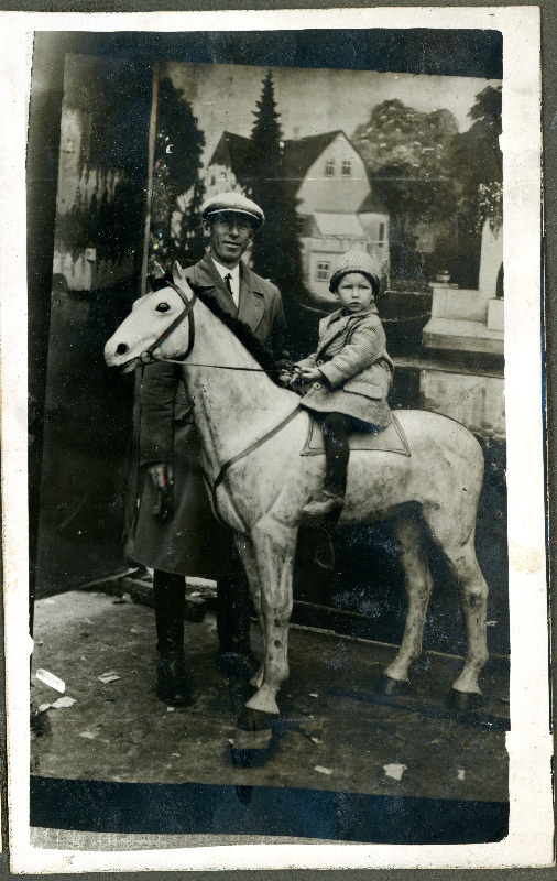 Arnold Mikker mänguhobuse seljas istuva lapsega