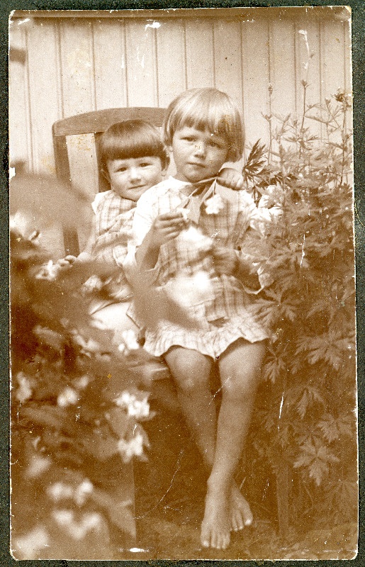 Tüdrukud Asta ja Evi (Arnold Mikkeri sugulased) aias toolil istumas