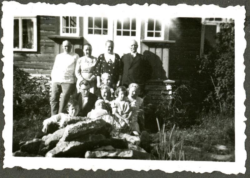 Grupifoto Arnold Mikkeri sugulastest maja ees, teiste hulgas Raimund Mikker