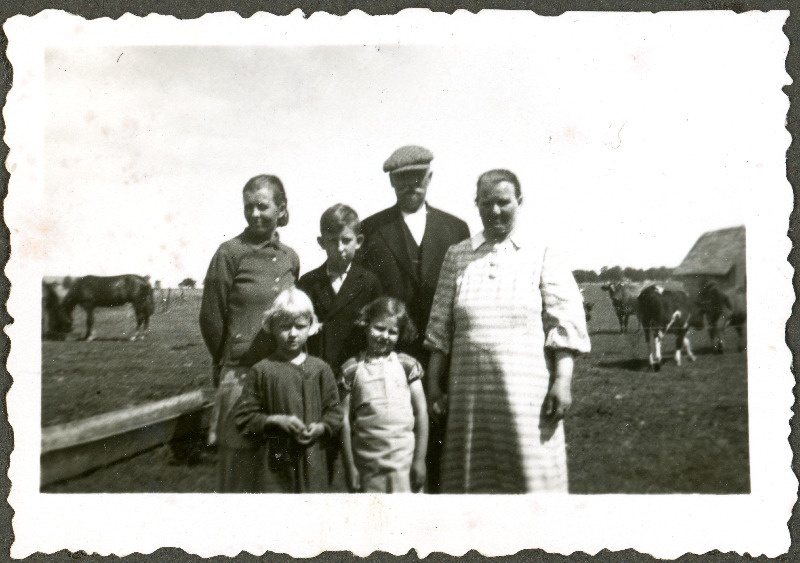Arnold Mikkeri naine Olga, poeg Raimund, vanapaar (Olga vanemad?) ning tüdrukud Evi ja Asta maal, grupifoto
