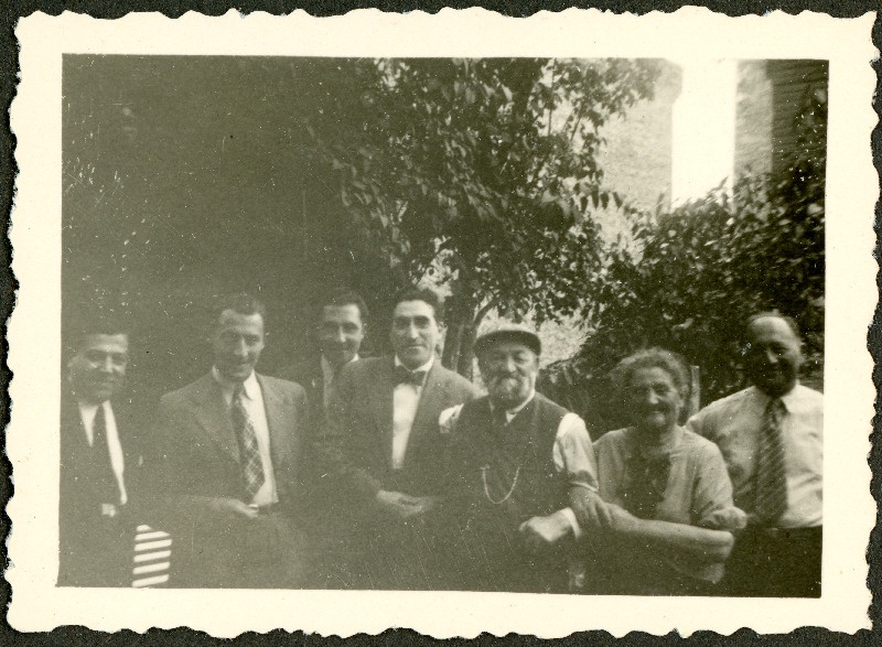 Inimesed pidulikul üritusel poseerimas