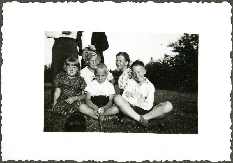 Arnold Mikkeri naine Olga ja poeg Raimund kaaslastega poseerimas