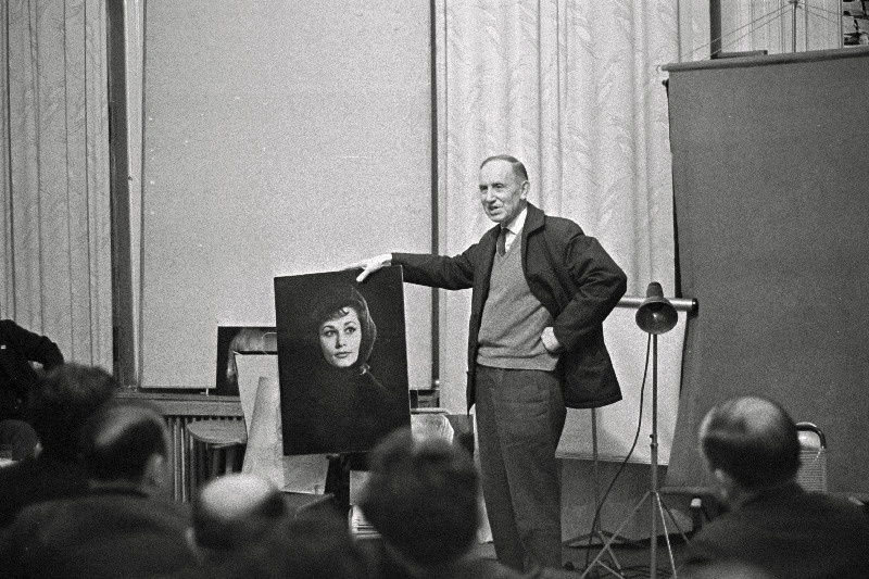 "Kõik fotoportreest" NSVL Ajakirjanike Liidus Moskva osakonna fotosektsiooniklubis "Jupiter" Jevsei Bjalõi, Vassili Malõev, Abram Šterenberg.