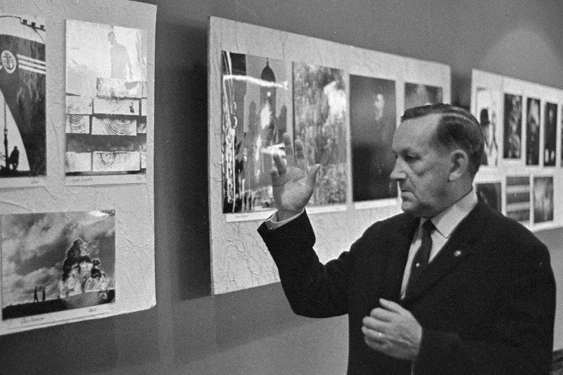 Pauli Oulasvirta Soome fotonäitusel kinos "Kosmos" (kohtub seal ENSV Fotoklubide esimeeste seimnarist osavõtnutega ja ENSV Ajakirjanike Liidu fotosektsiooni liikmetega).