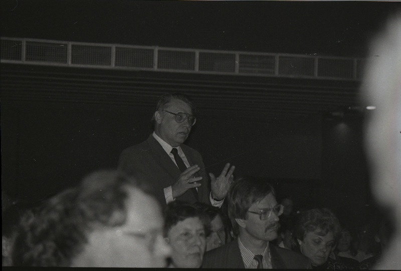 III Eesti Arhivaaride päevad Tallinnas. Eesti Riigiarhiivi filiaali (Parteiarhiivi) arhivaar Rein Oras kõnelemas Kinomajas 27.05.1993. Esiplaanil istumas vasakult: Ahto Kennik (Riigiarhiiv), Kanni Sotsilovski (Filmiarhiiv), Markku Leppänen (Soome Riigiarhiiv), Elina Sammul (Ida-Viru Maakonna-arhiiv). Markku Leppäse selja taga istumas Kalju Idvand (Pärnu Maakonna-arhiiv)