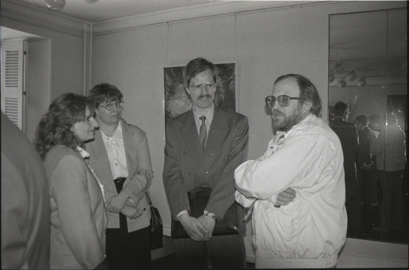 III Eesti Arhivaaride päevad Tallinnas Kinomajas 27.05.1993. Vestlemas Merike Jürjo (Filmiarhiiv), Sirkka Syrjö (Soome Riigiarhiiv), Markku Leppänen (Soome Riigiarhiiv), Harald Raudi (Filmiarhiivi direktor)