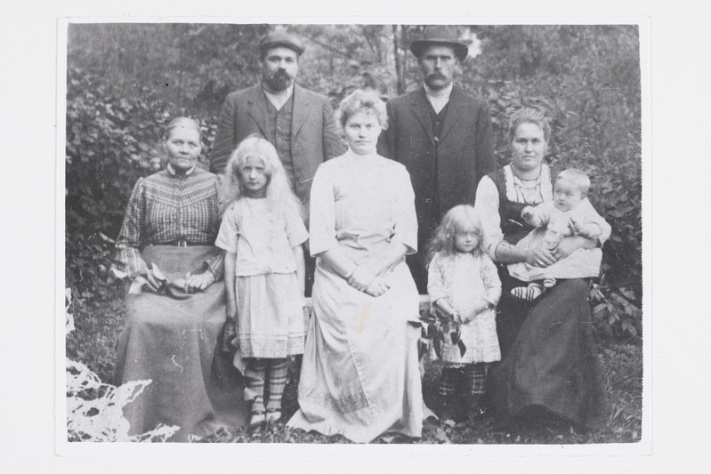 Tagareas vasakult esimene Jüri Gank, teine Juhan Tallinhof, ees nende pered (pildistatud 1912)