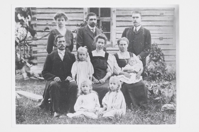 Jüri Gank (taga keskel) koos kahe õega (istuvad) ja nende perekonnaliikmed (pildistatud 1910)