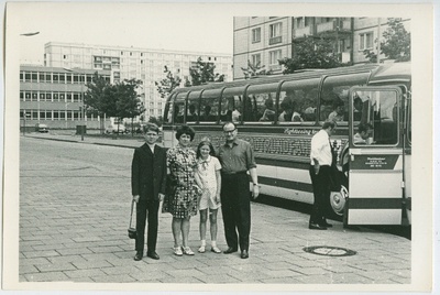 EKP KK Partei Ajaloo Instituudi töötajate Aleksander Panksejevi ja Abe Liebmani reis Saksamaale. Abe Liebman kaaslastega bussi ees ootamas  similar photo