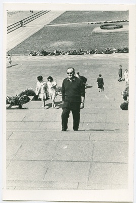 EKP KK Partei Ajaloo Instituudi töötajate Aleksander Panksejevi ja Abe Liebmani reis Saksamaale. Liebman jalutamas treppidel  similar photo