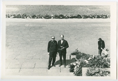 EKP KK Partei Ajaloo Instituudi töötajate Aleksander Panksejevi ja Abe Liebmani reis Saksamaale. Liebman ja Panksejev platsil poseerimas  similar photo