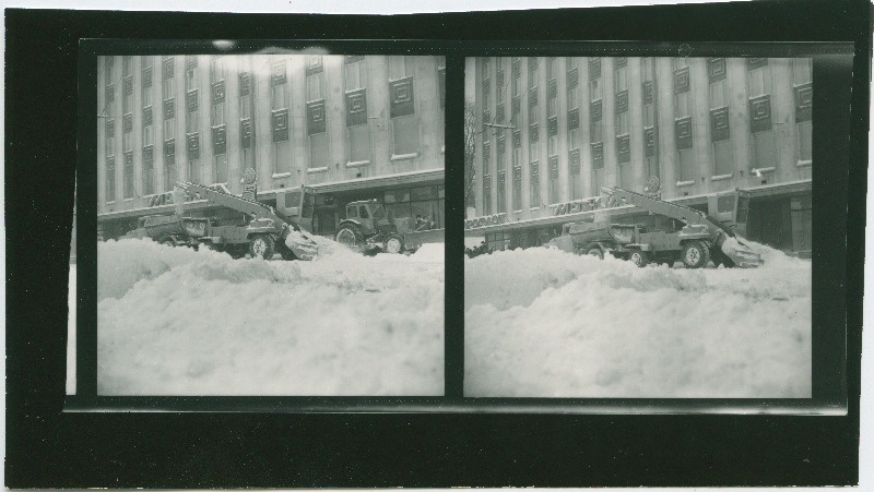 Talve algus. Lumekoristus Tallinnas kohvik Moskva ees Võidu (Vabaduse) väljakul 1979. Lumekoristusmasin