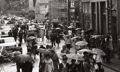 Vihmane ilm Tallinnas. Vihmavarjudega inimesed Viru tänaval  similar photo