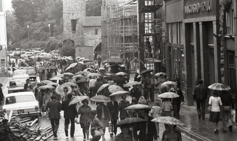 Vihmane ilm Tallinnas. Vihmavarjudega inimesed Viru tänaval