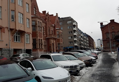 Näkymä Maurinkatua pitkin pohjoiseen kohti Maurinkadun ja Liisankadun risteystä, oikealla Liisanpuistikko. rephoto