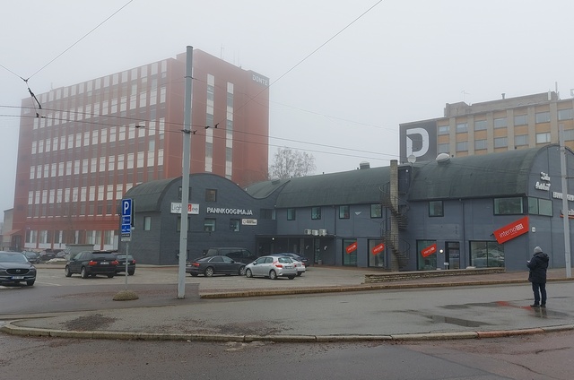 Business building at the corner of Hallivanamehe street and Pärnu highway in Tallinn rephoto