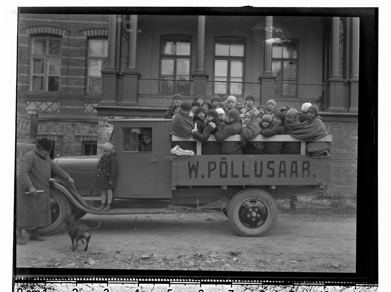 Grupifoto Pühajärve lossi ees veoautol "W. Põllusaar"