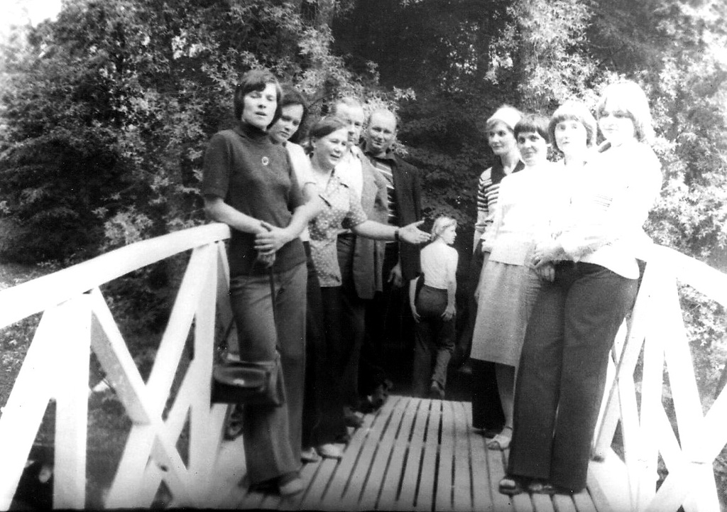 Iisaku sovhoosi töötajate ja nende perede ekskursioon Peterhoffi.