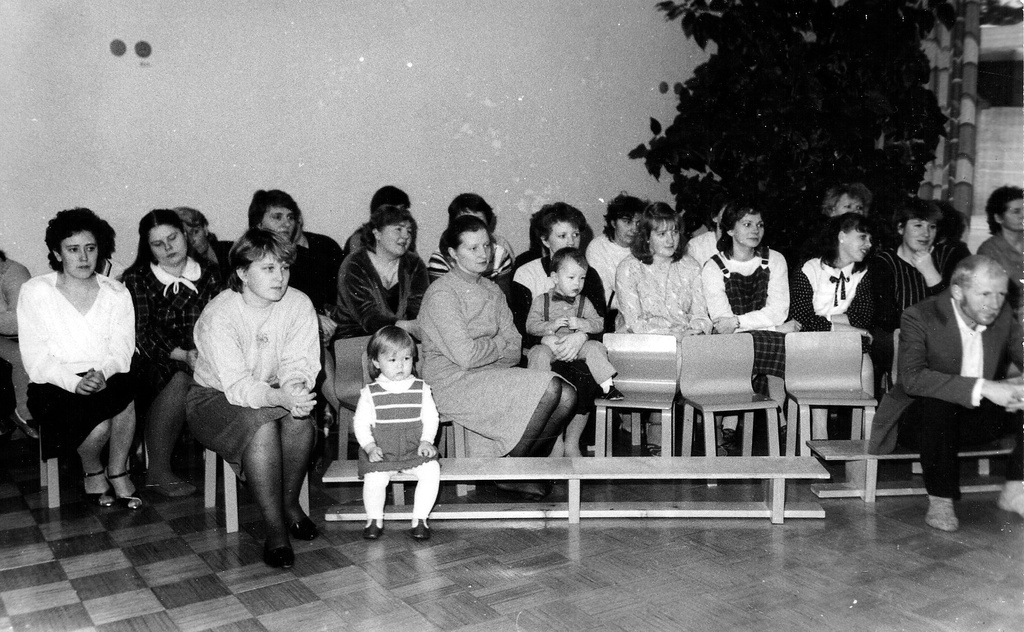 Lapsevanemad oma laste esinemist jälgimas Iisaku lasteaias Kurekell 1979?