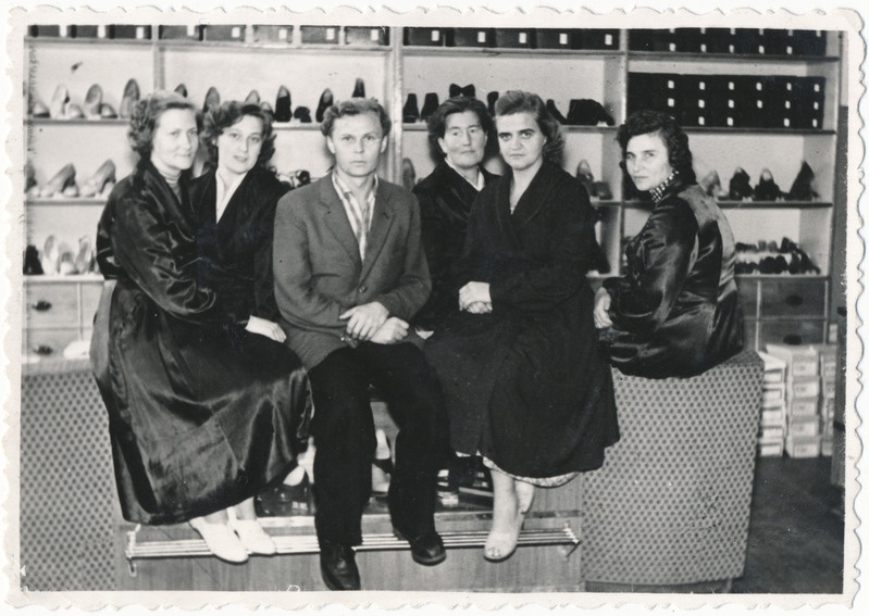 Foto. Kärdla kaubamaja II korrus, kollektiiv.