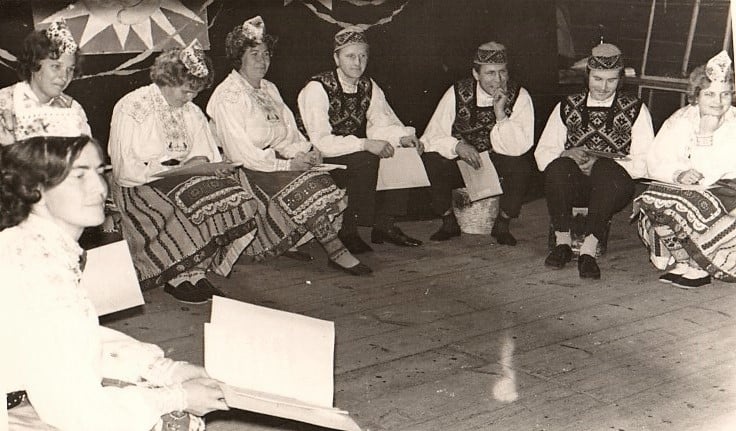 Iisaku sovhoosi osakonda vaheline isetegevusülevaatus. Esinevad taimekasvatajad.