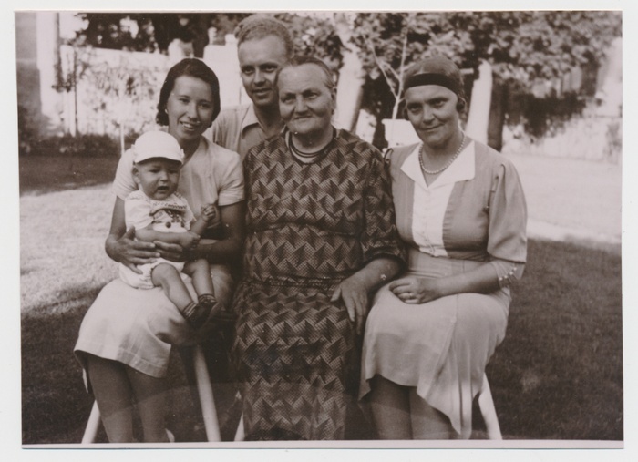 Pauliine Reikmann lähedastega 1930. aastatel