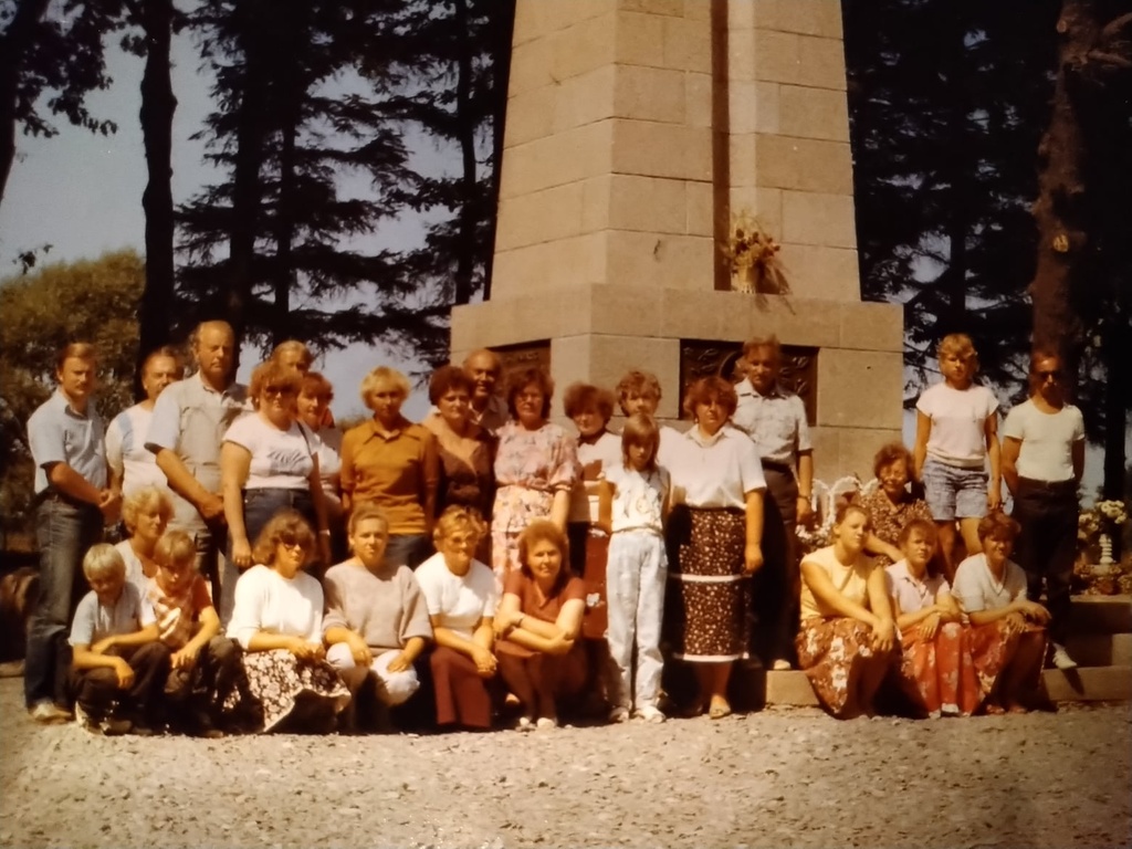 Iisaku Keskkooli töötajate ekskursioon Kihnusse ja Pärnumaale. K. Pätsi ausamba juures Tahkurannas. 1989.
