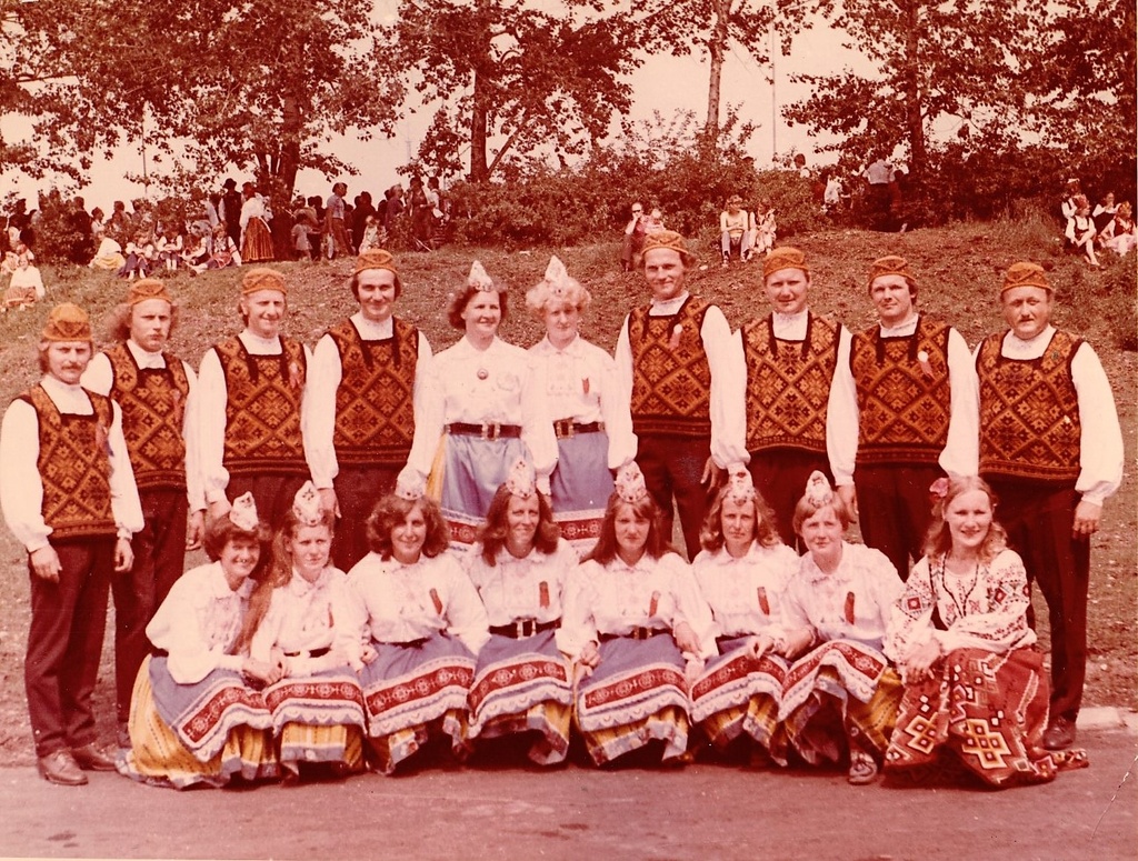 Iisaku rahvatantsijad Tallinnas tantsupeol, 1981