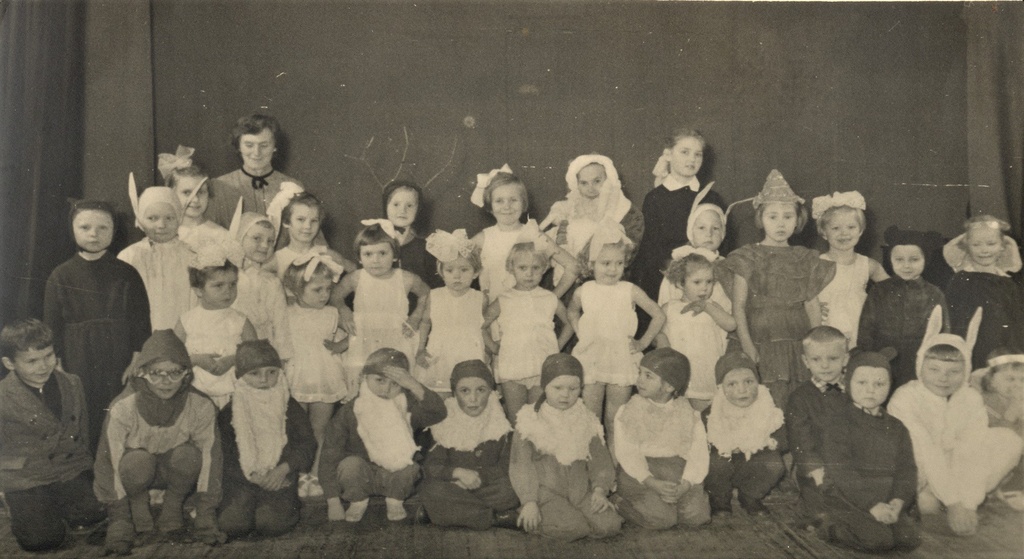 Lastenäidend "Sookuuseke" Iisaku mudilasringi esituses, 1962