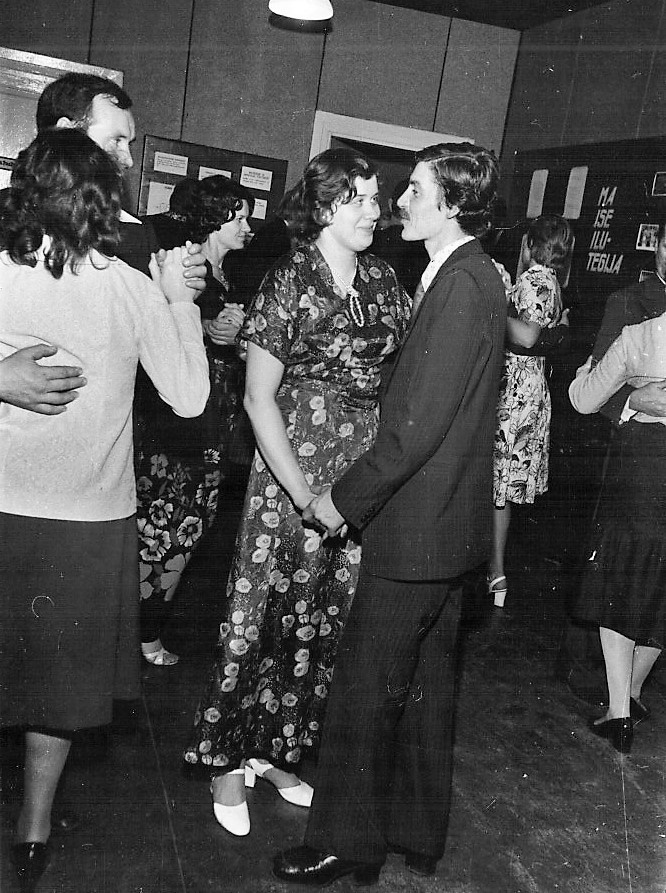 Pidu Iisaku rahvamajas. Tantsupõrand punanurgas.