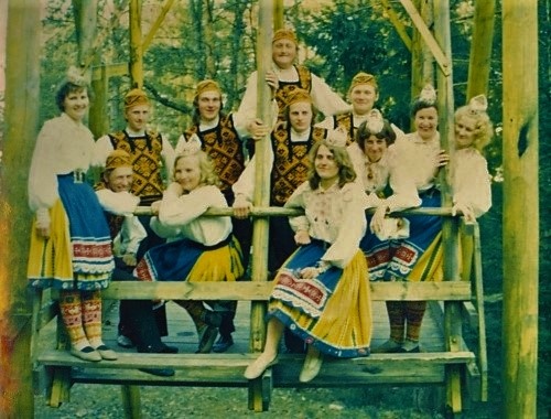 Iisaku rahvatantsijad laululava juures kiigel