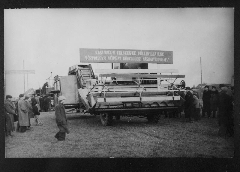 Paide masina-traktorijaama eksponaat  - iseliikuv kombain S-4 Järvamaa põllumajandusnäitusel.