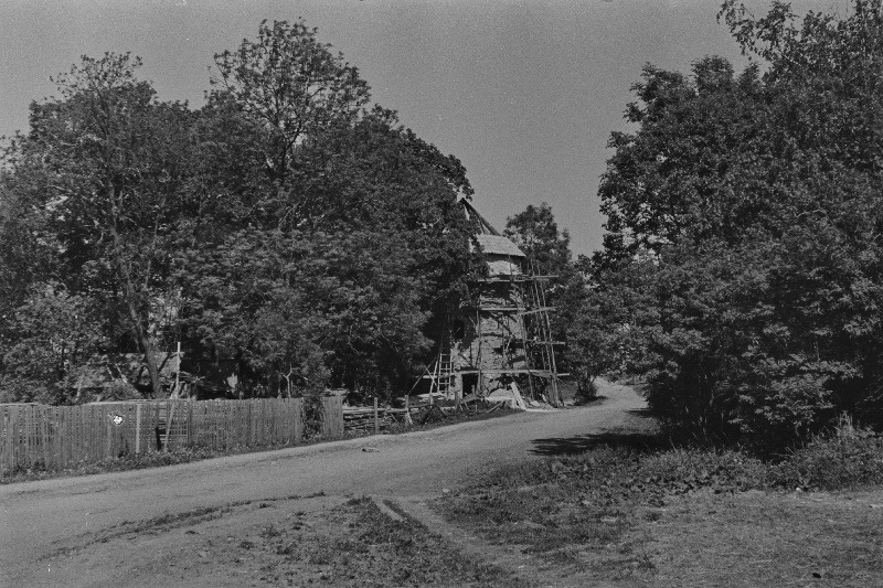 Kiiu tornelamu. Vaade teelt tornile (edelast)