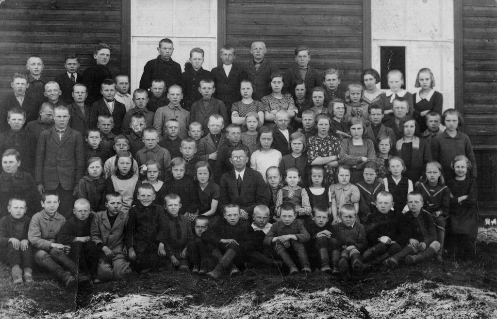 Porskovo Algkooli õpilased koolimaja juures