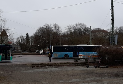 Tallinn, hobuvankrid ja auto ületamas trammiteed. rephoto
