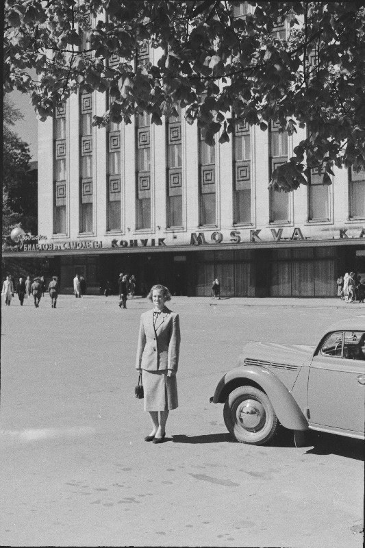 Neiu fotograafile  poseeerimas  Võidu väljakul kohvik "Moskva" ees.