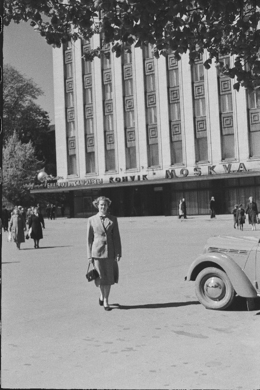 Neiu fotograafile  poseeerimas kohvik Moskva ees Võidu väljakul.