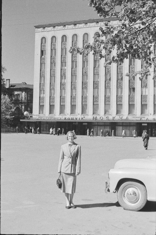 Neiu fotograafile  poseeerimas kohvik Moskva ees Võidu väljakul.