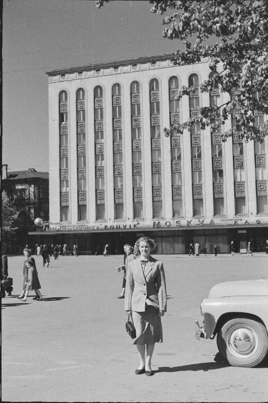 Neiu fotograafile  poseeerimas  kohvik Moskva ees Võidu väljakul.