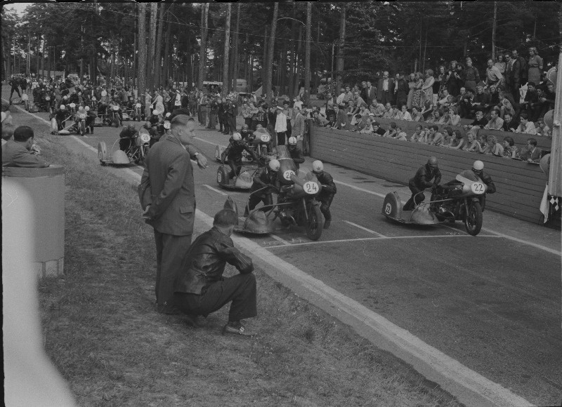 Külgkorviga mootorrataste võistlus [esimene Kalevi suursõit] Pirita -Kose- Kloostrimetsa ringrajal.