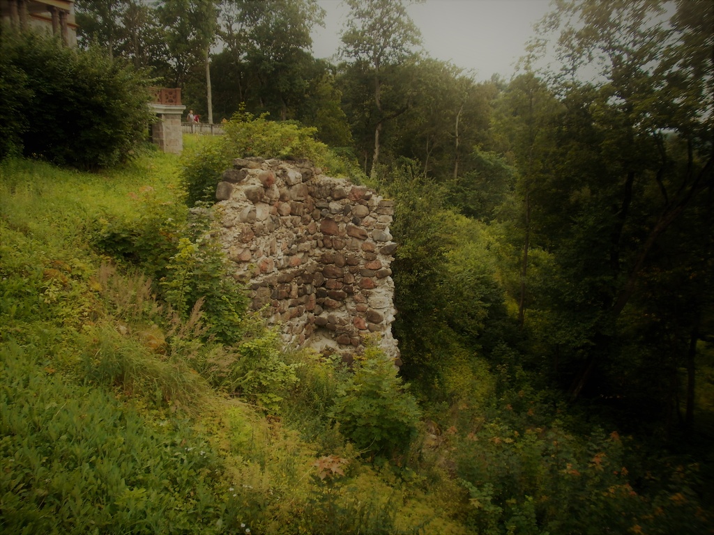 Sigulda ordulinnus. II eeslinnus. 11 - II eeslinnuse sillapea, mis oli ehitatud kaitsetorniks ja kust läks sild I eeslinnuse torni juurde. Vaade praeguselt sillalt lääneedelasse.